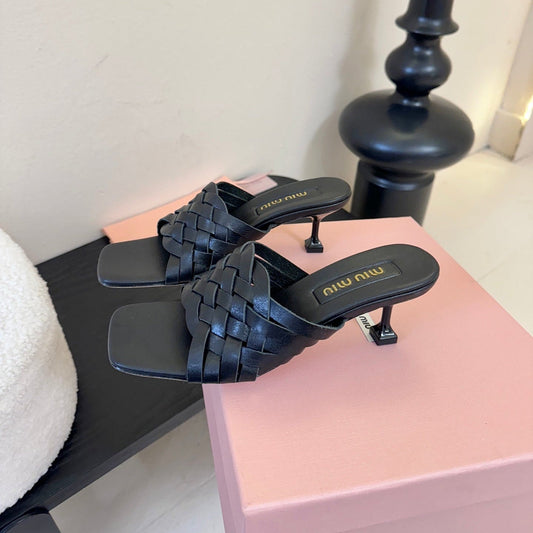 БОСОНІЖКИ MIUMIU 26S IVETTE ЗІ ШКІРИ ТЕЛЯТИ ЧОРНОГО КОЛЬОРУ З ПЛЕТЕНИМ КАБЛУКОМ 40 ММ