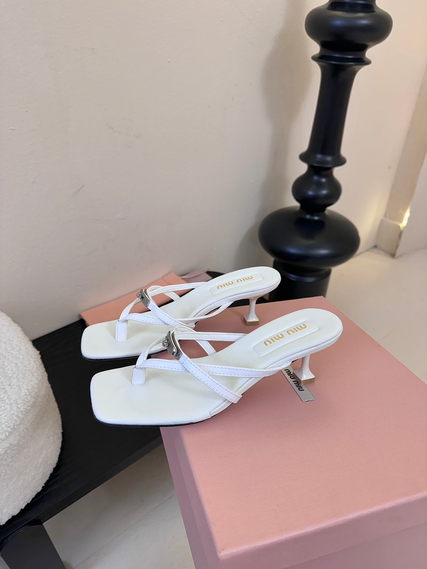 В'ЄТНАМКИ MIUMIU 26S НА НИЗЬКИХ ПІДБОРАХ З БІЛОЇ ТЕЛЯЧОЇ ШКІРИ