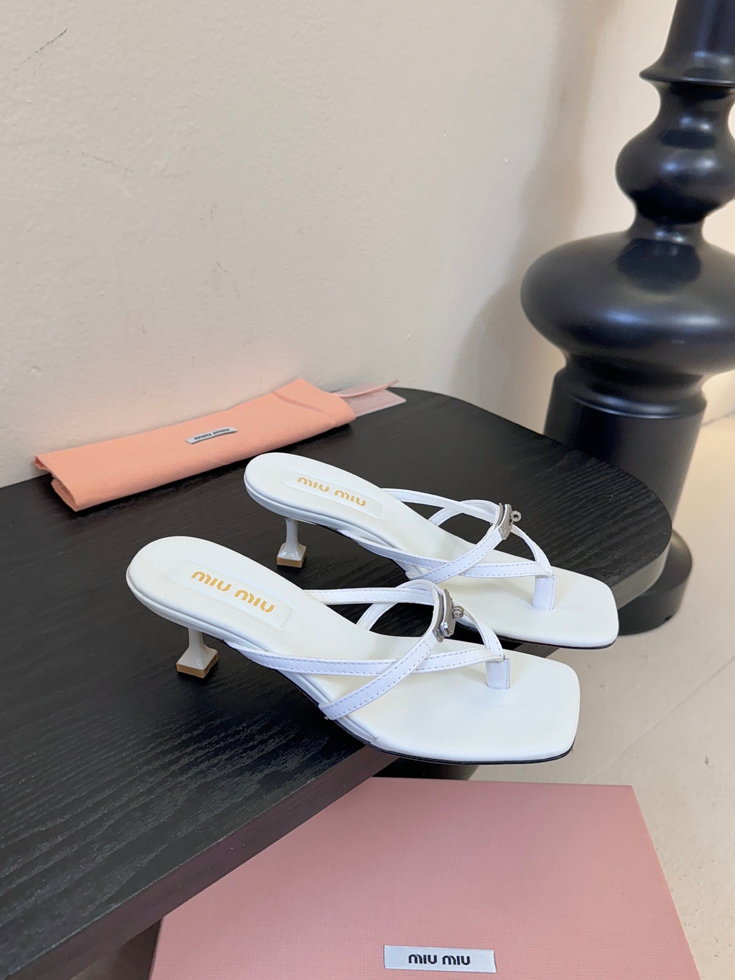 В'ЄТНАМКИ MIUMIU 26S НА НИЗЬКИХ ПІДБОРАХ З БІЛОЇ ТЕЛЯЧОЇ ШКІРИ