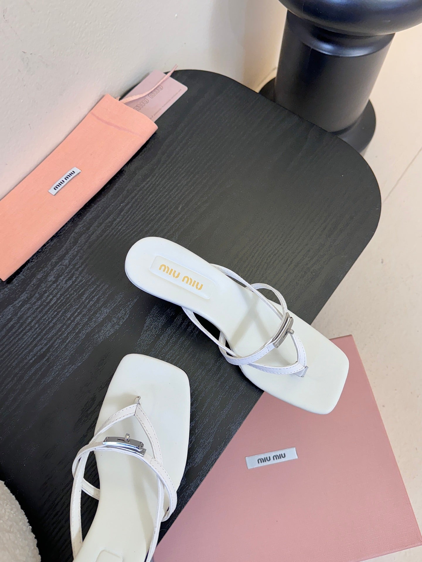 В'ЄТНАМКИ MIUMIU 26S НА НИЗЬКИХ ПІДБОРАХ З БІЛОЇ ТЕЛЯЧОЇ ШКІРИ