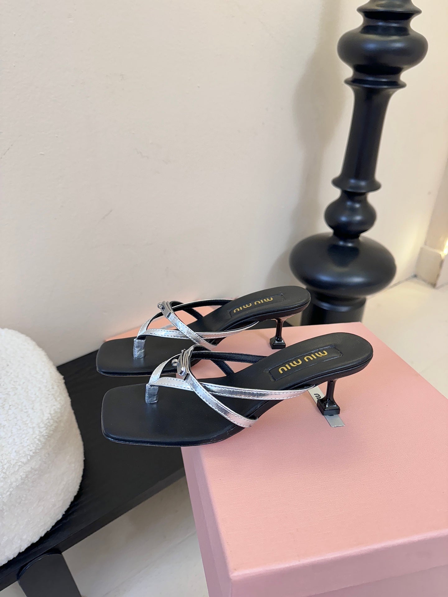 БОСОНІЖКИ-СЛІНГИ MIUMIU 26S НА НИЗЬКИХ ПІДБОРАХ З ТЕЛЯЧОЇ ШКІРИ ЧОРНОГО ТА СРІБНОГО КОЛЬОРІВ