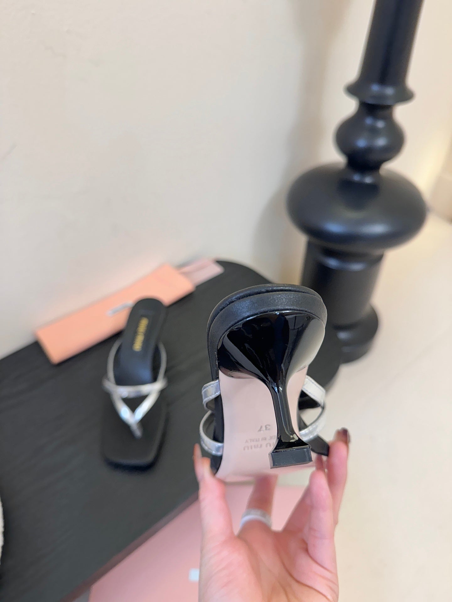 БОСОНІЖКИ-СЛІНГИ MIUMIU 26S НА НИЗЬКИХ ПІДБОРАХ З ТЕЛЯЧОЇ ШКІРИ ЧОРНОГО ТА СРІБНОГО КОЛЬОРІВ