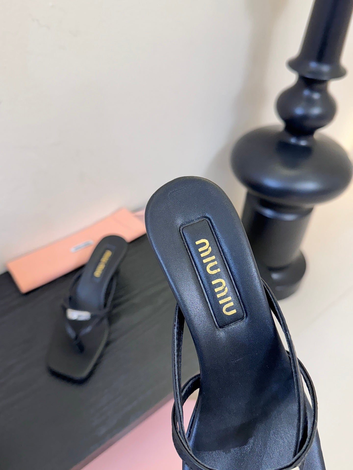 Босоніжки-в'єтнамки MIUMIU 26S на низьких підборах з чорної телячої шкіри
