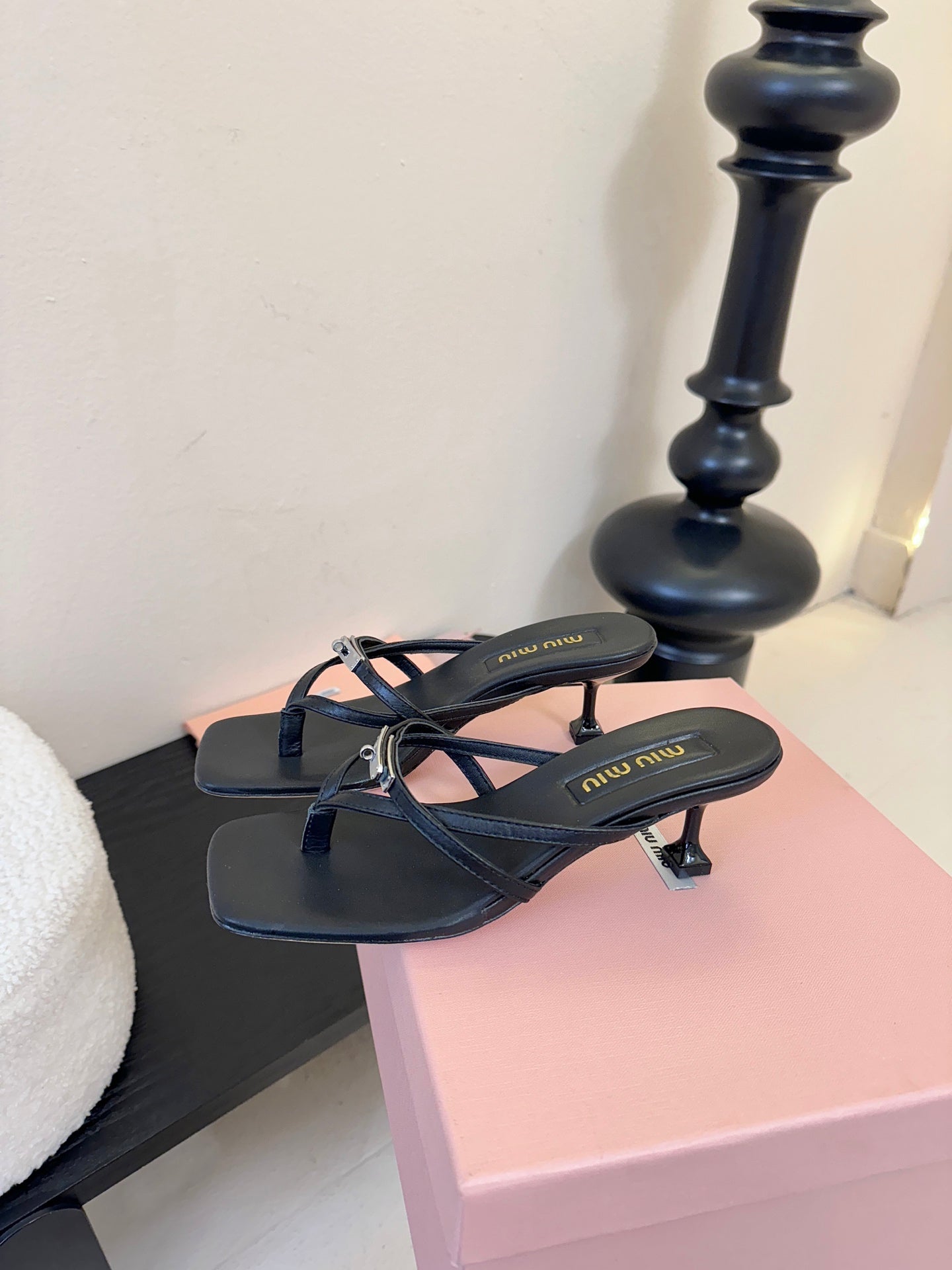 Босоніжки-в'єтнамки MIUMIU 26S на низьких підборах з чорної телячої шкіри