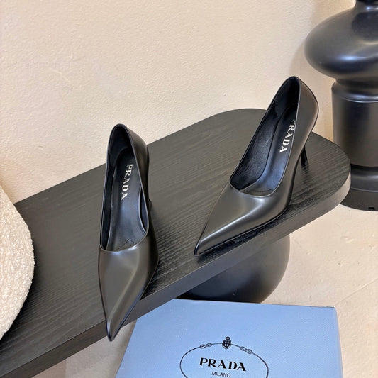 Гостроносі туфлі-човники PRADA 26S з чорної овчини