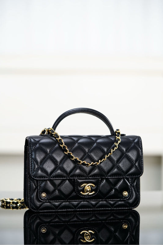 CHANEL 25S СУМКА-ФЛЕП З ВЕРХНЬОЮ РУЧКОЮ, 19 СМ, З ЧОРНОЇ ОВЕЧОЇ ШКІРИ ІЗ ЗОЛОТОЮ ФУРНІТУРОЮ