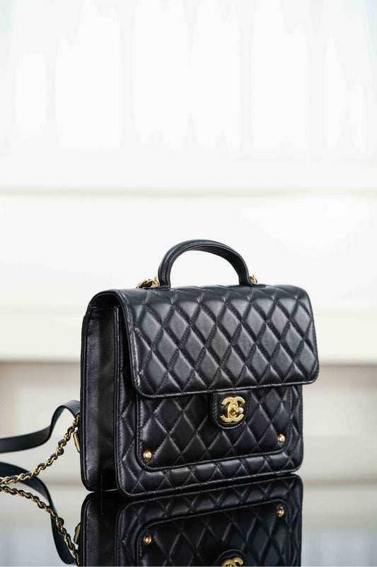 CHANEL 25S СУМКА-ФЛЕП З ВЕРХНЬОЮ РУЧКОЮ 23 СМ З ЧОРНОЇ ОВЕЧОЇ ШКІРИ ІЗ ЗОЛОТОЮ ФУРНІТУРОЮ