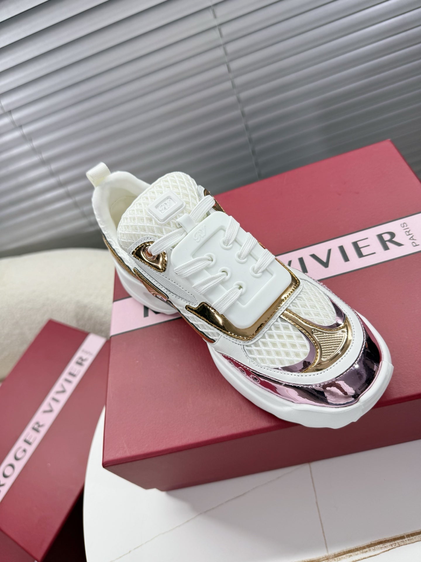 VIV' ON THE RUN SNEAKERS IN GOLD PINK PATENT CALFSKIN AND WHITE FABRIC - 35
