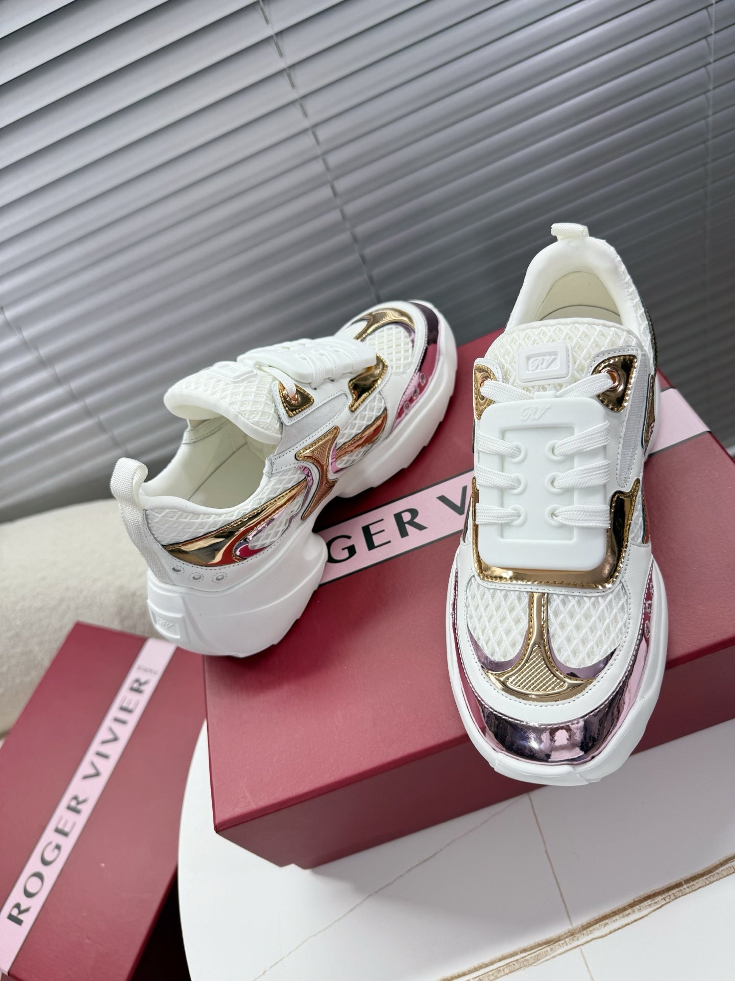 VIV' ON THE RUN SNEAKERS IN GOLD PINK PATENT CALFSKIN AND WHITE FABRIC - 35