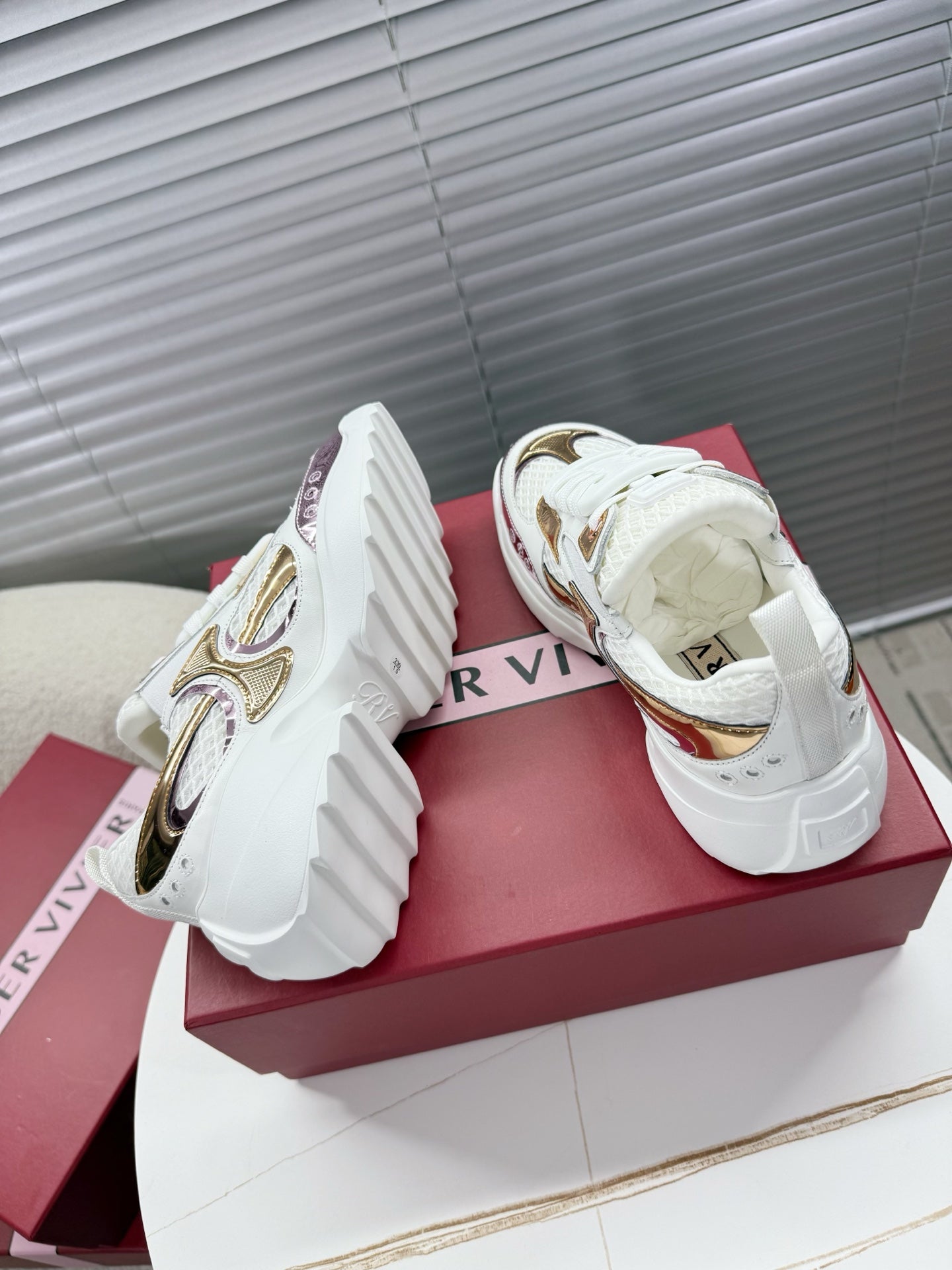 VIV' ON THE RUN SNEAKERS IN GOLD PINK PATENT CALFSKIN AND WHITE FABRIC - 35