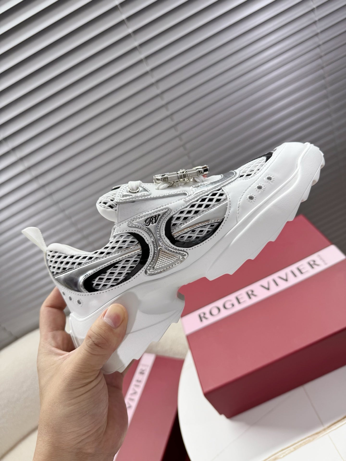 VIV' ON THE RUN SNEAKERS IN SILVER PATENT CALFSKIN AND WHITE FABRIC - 35