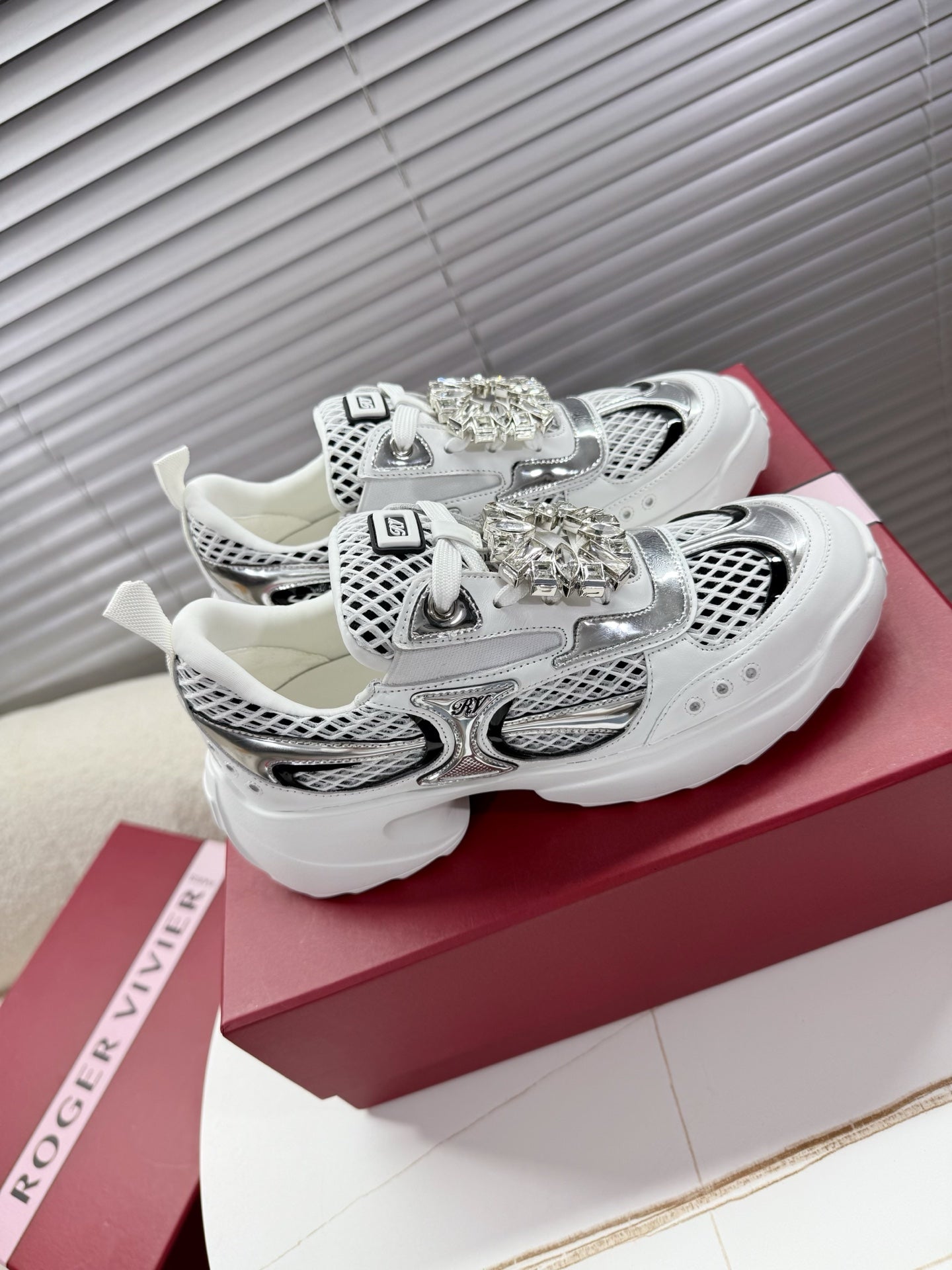 VIV' ON THE RUN SNEAKERS IN SILVER PATENT CALFSKIN AND WHITE FABRIC - 35