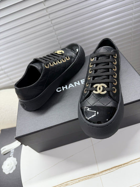 CHANEL КРОСІВКИ 25S ЧОРНІ ПОВНОРОЗМІРНІ 35 ММ З ТЕЛЯЧОЇ ШКІРИ - 35