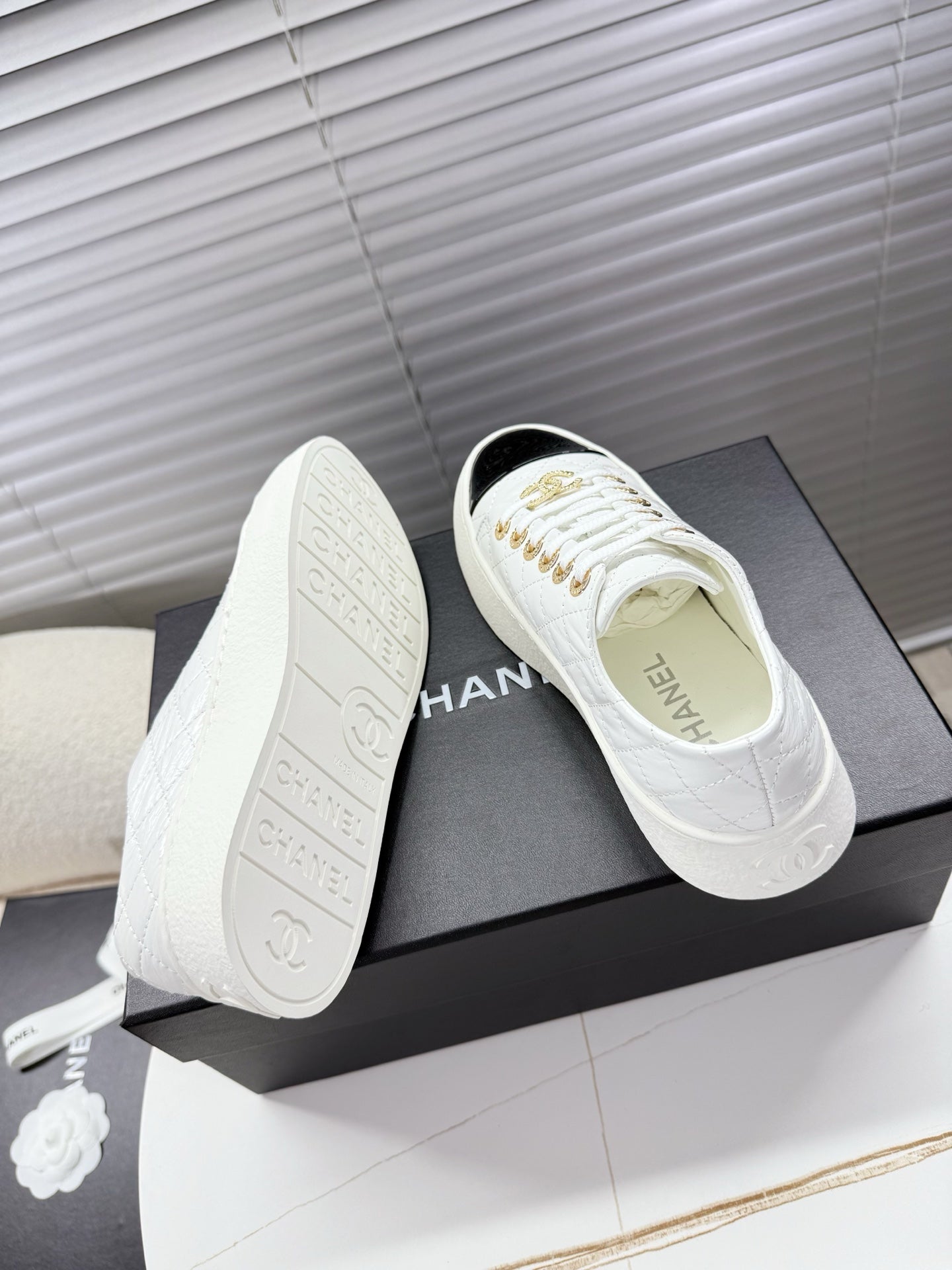 CHANEL 25S TRAINERS WHITE AND BLACK 35MM IN CALFSKIN - 35
