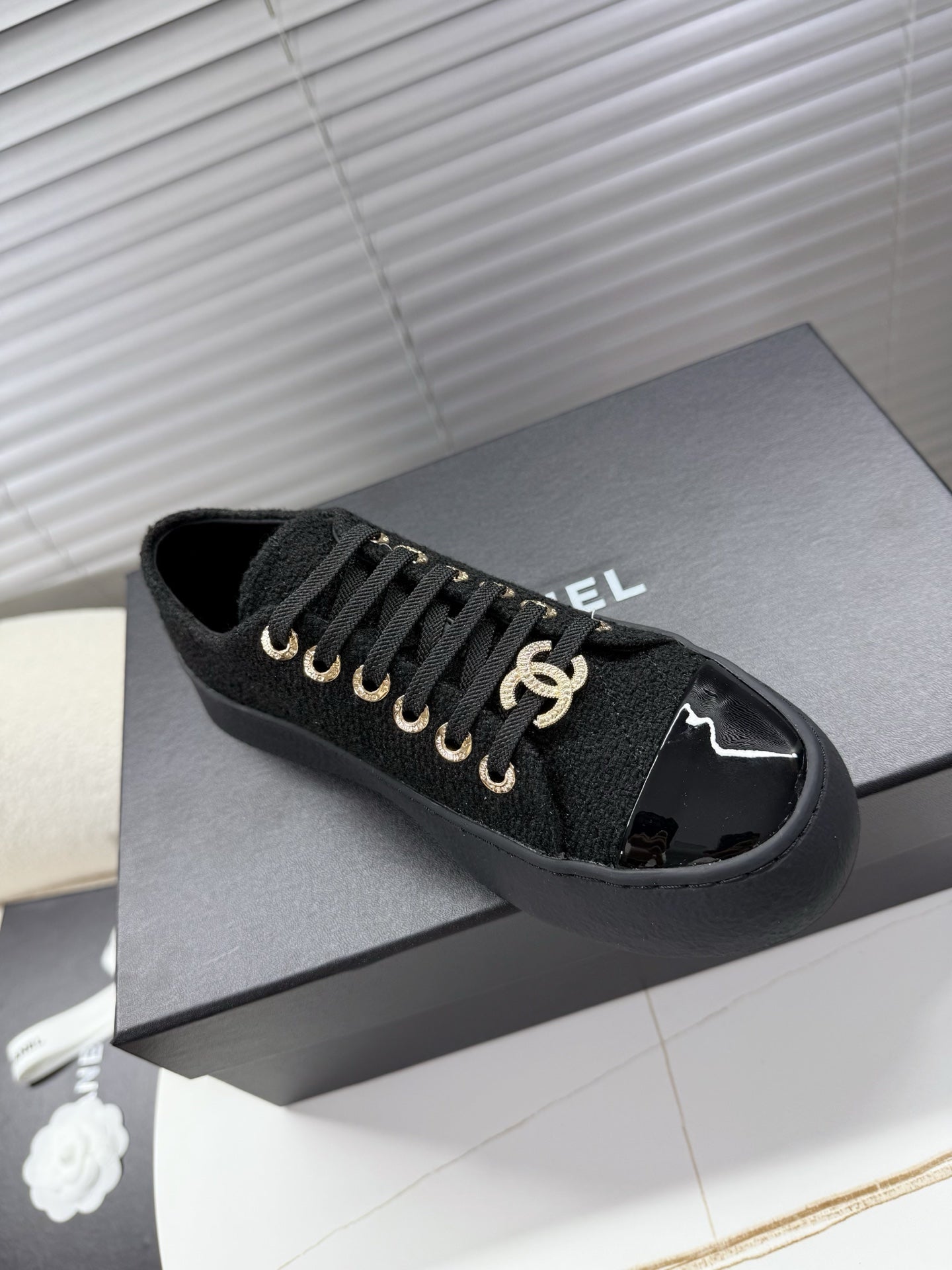 CHANEL 25S TRAINERS BLACK 35MM IN GLITTERED TWEED AND PATENT CALFSKIN - 35