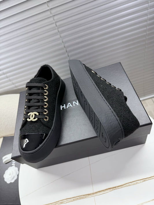 КРОСІВКИ CHANEL 25S ЧОРНІ 35 ММ З БЛИСКУЧОГО ТВІДУ ТА ЛАКОВАНОЇ ШКІРИ ТЕЛЯТИ - 35