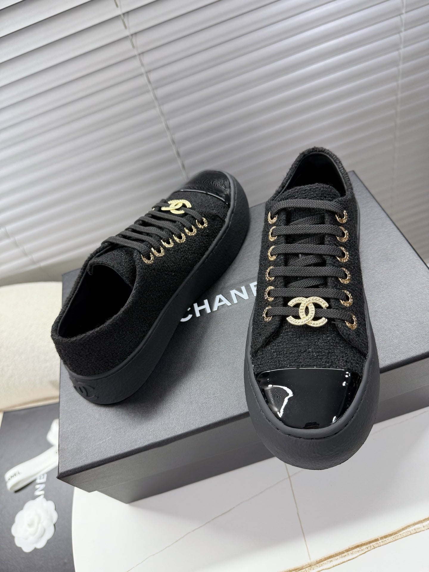 CHANEL 25S TRAINERS BLACK 35MM IN GLITTERED TWEED AND PATENT CALFSKIN - 35