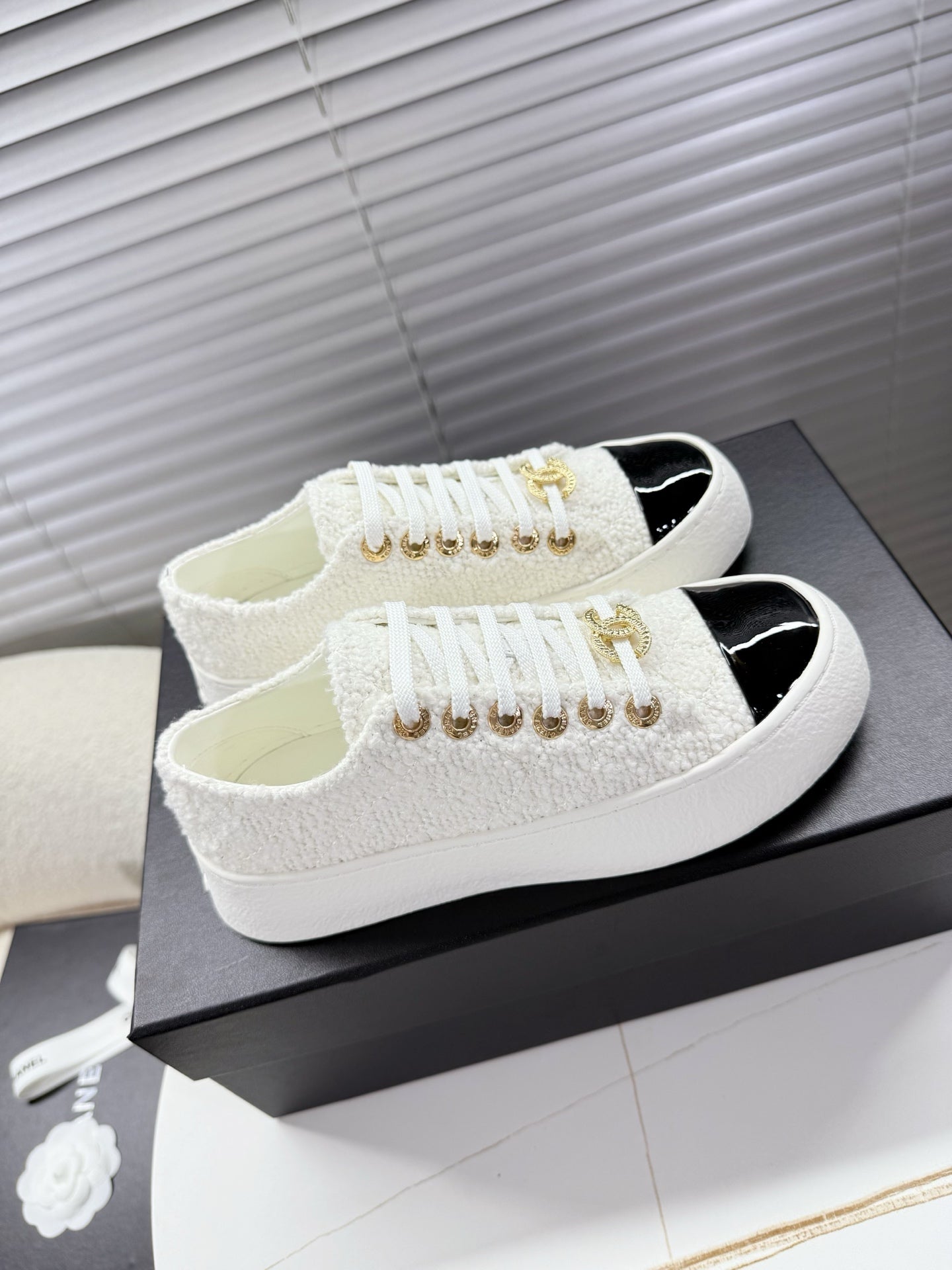 CHANEL 25S TRAINERS WHITE 35MM IN GLITTERED TWEED AND PATENT CALFSKIN - 35