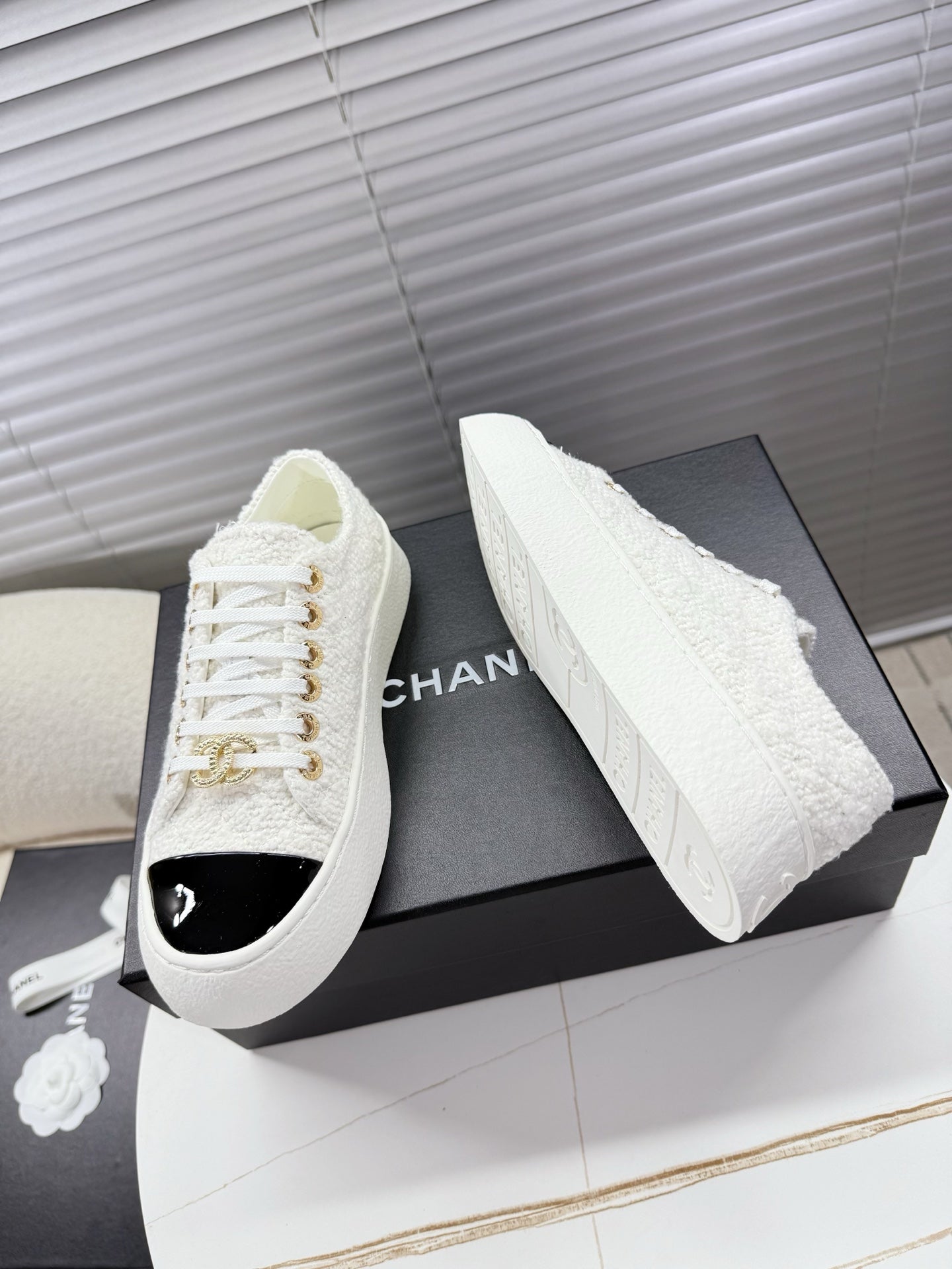 CHANEL 25S TRAINERS WHITE 35MM IN GLITTERED TWEED AND PATENT CALFSKIN - 35