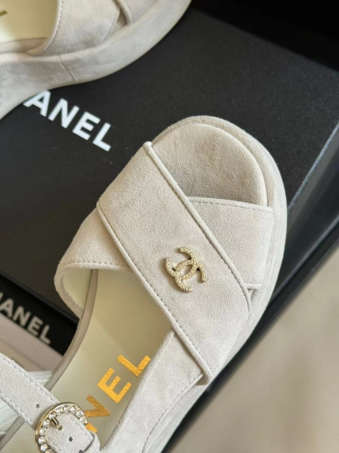 CC CLASSIC WEDGE SANDALS IN WHITE LAMBSKIN SUEDE - 35