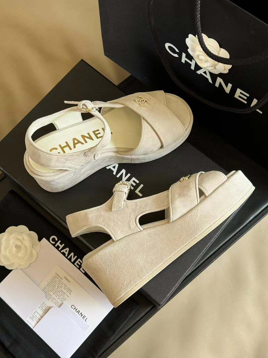 CC CLASSIC WEDGE SANDALS IN WHITE LAMBSKIN SUEDE - 35