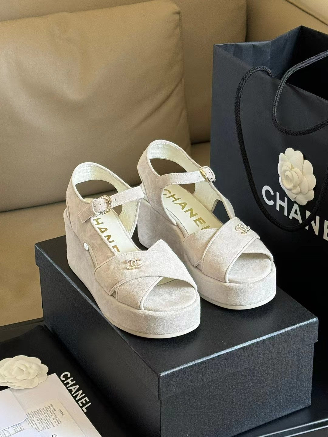 CC CLASSIC WEDGE SANDALS IN WHITE LAMBSKIN SUEDE - 35