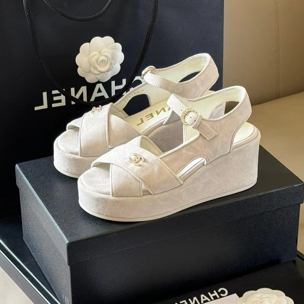 CC CLASSIC WEDGE SANDALS IN WHITE LAMBSKIN SUEDE - 35