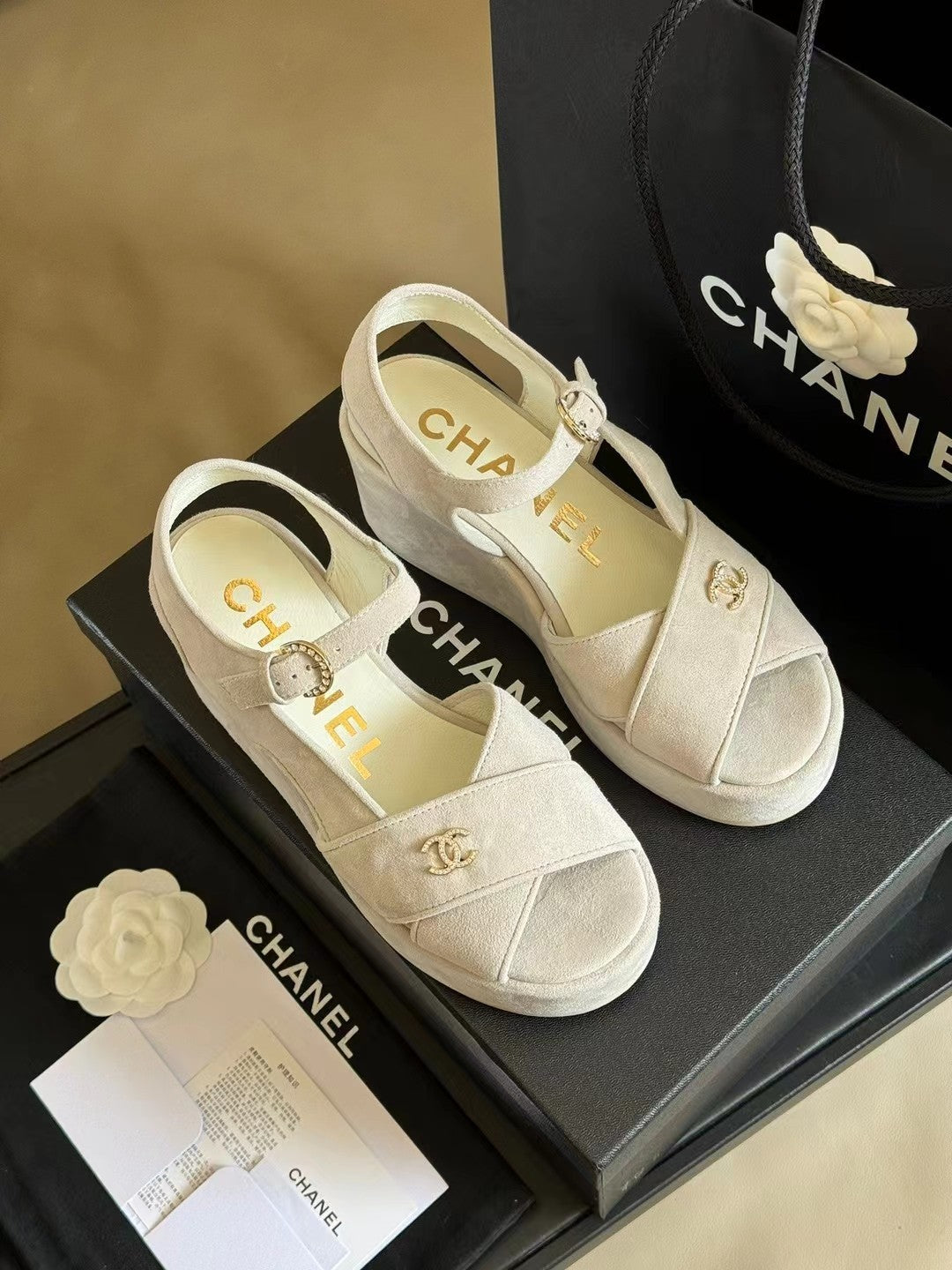 CC CLASSIC WEDGE SANDALS IN WHITE LAMBSKIN SUEDE - 35
