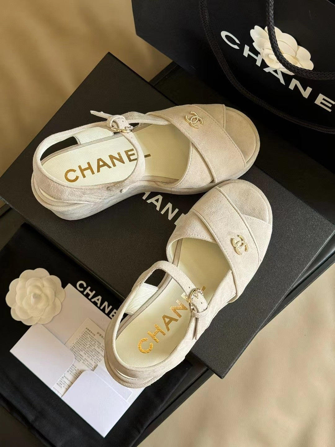 CC CLASSIC WEDGE SANDALS IN WHITE LAMBSKIN SUEDE - 35