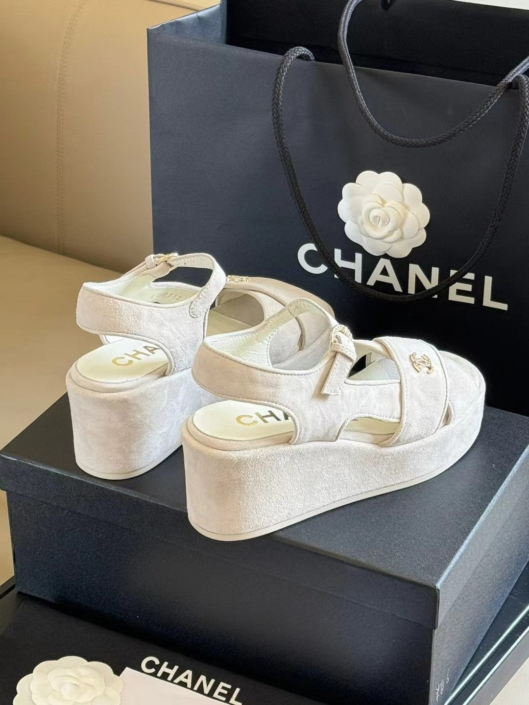 CC CLASSIC WEDGE SANDALS IN WHITE LAMBSKIN SUEDE - 35