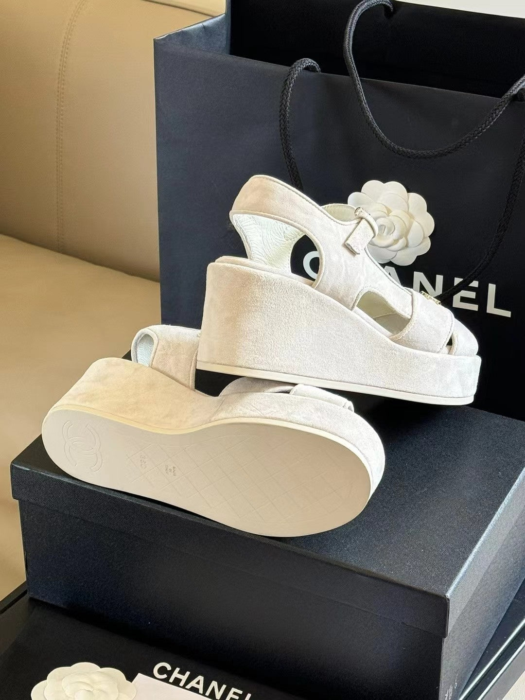 CC CLASSIC WEDGE SANDALS IN WHITE LAMBSKIN SUEDE - 35