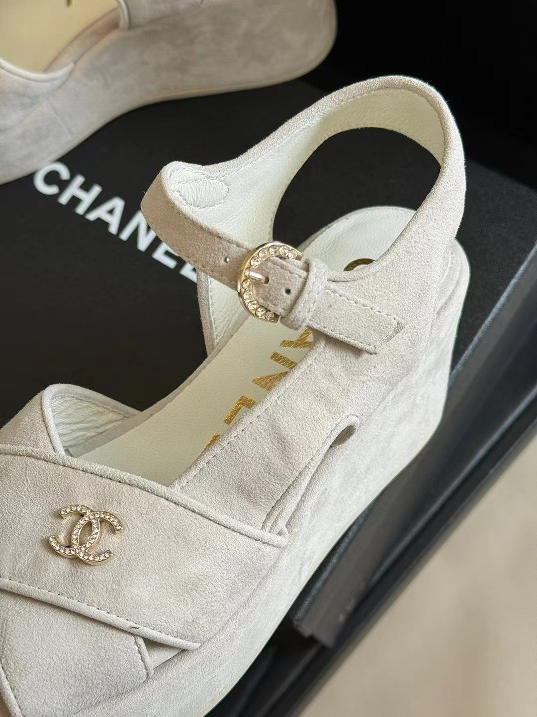 CC CLASSIC WEDGE SANDALS IN WHITE LAMBSKIN SUEDE - 35