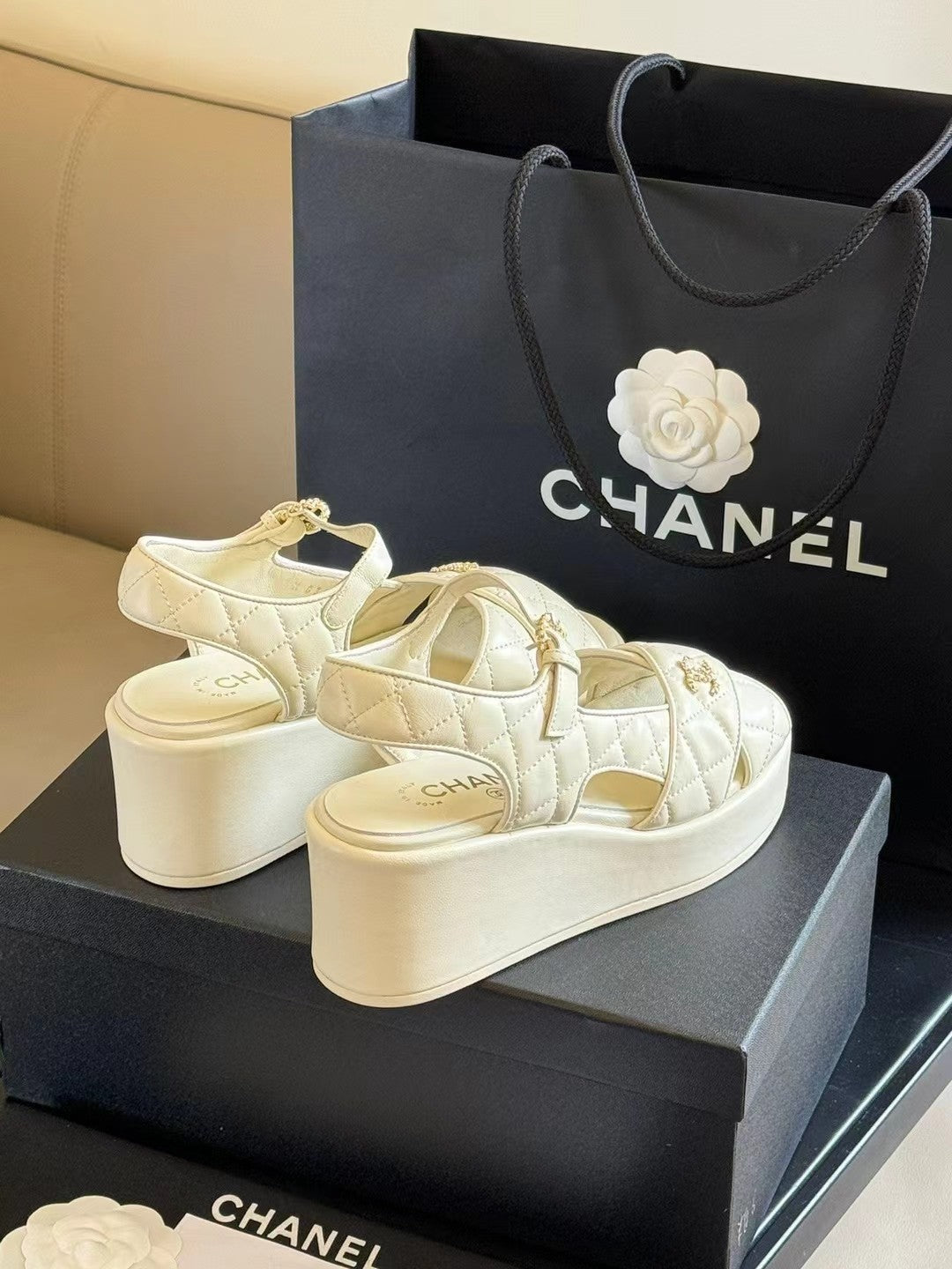 CC CLASSIC WEDGE SANDALS IN WHITE LAMBSKIN - 35