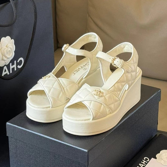CC CLASSIC WEDGE SANDALS IN WHITE LAMBSKIN - 35