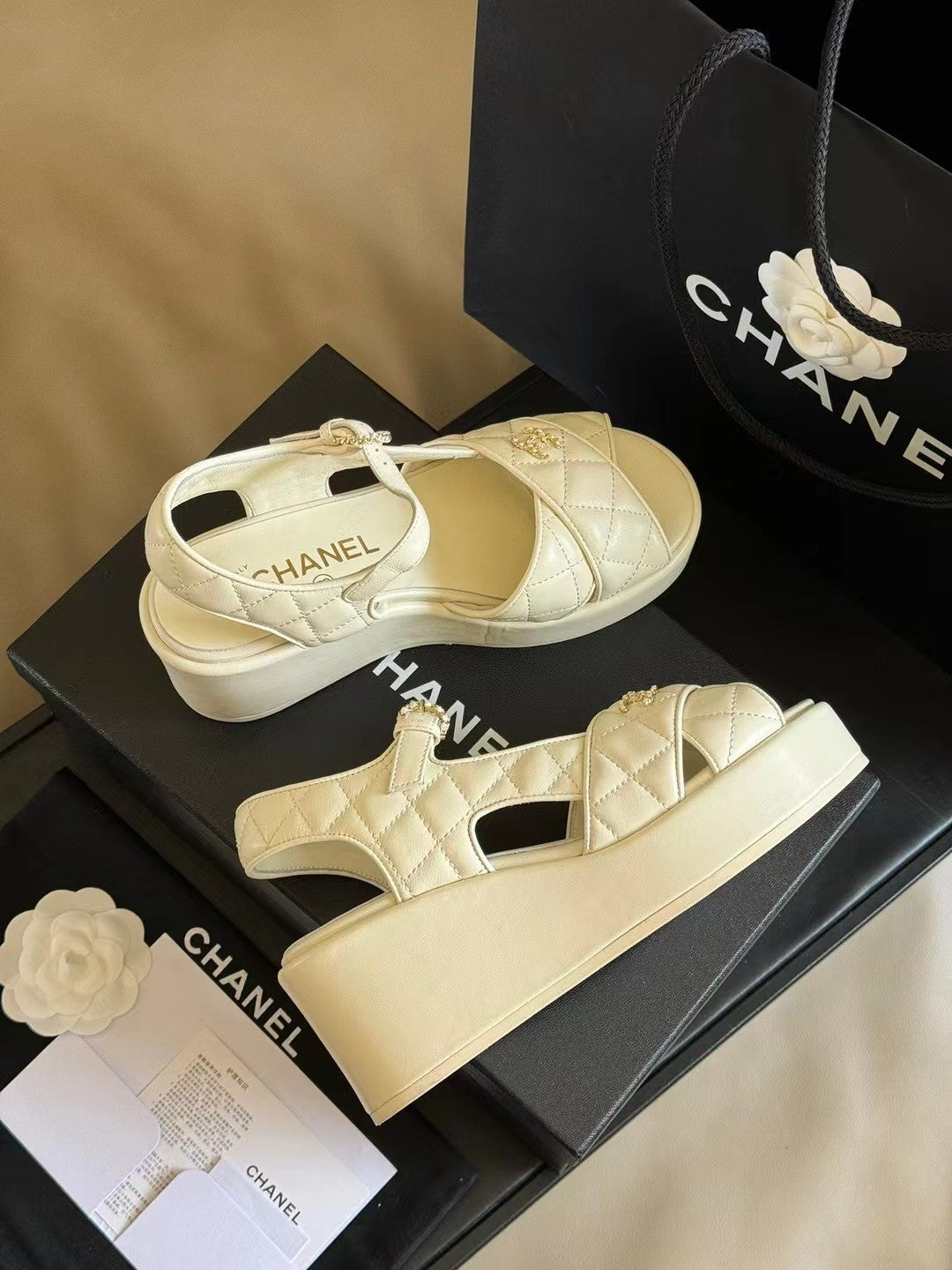 CC CLASSIC WEDGE SANDALS IN WHITE LAMBSKIN - 35