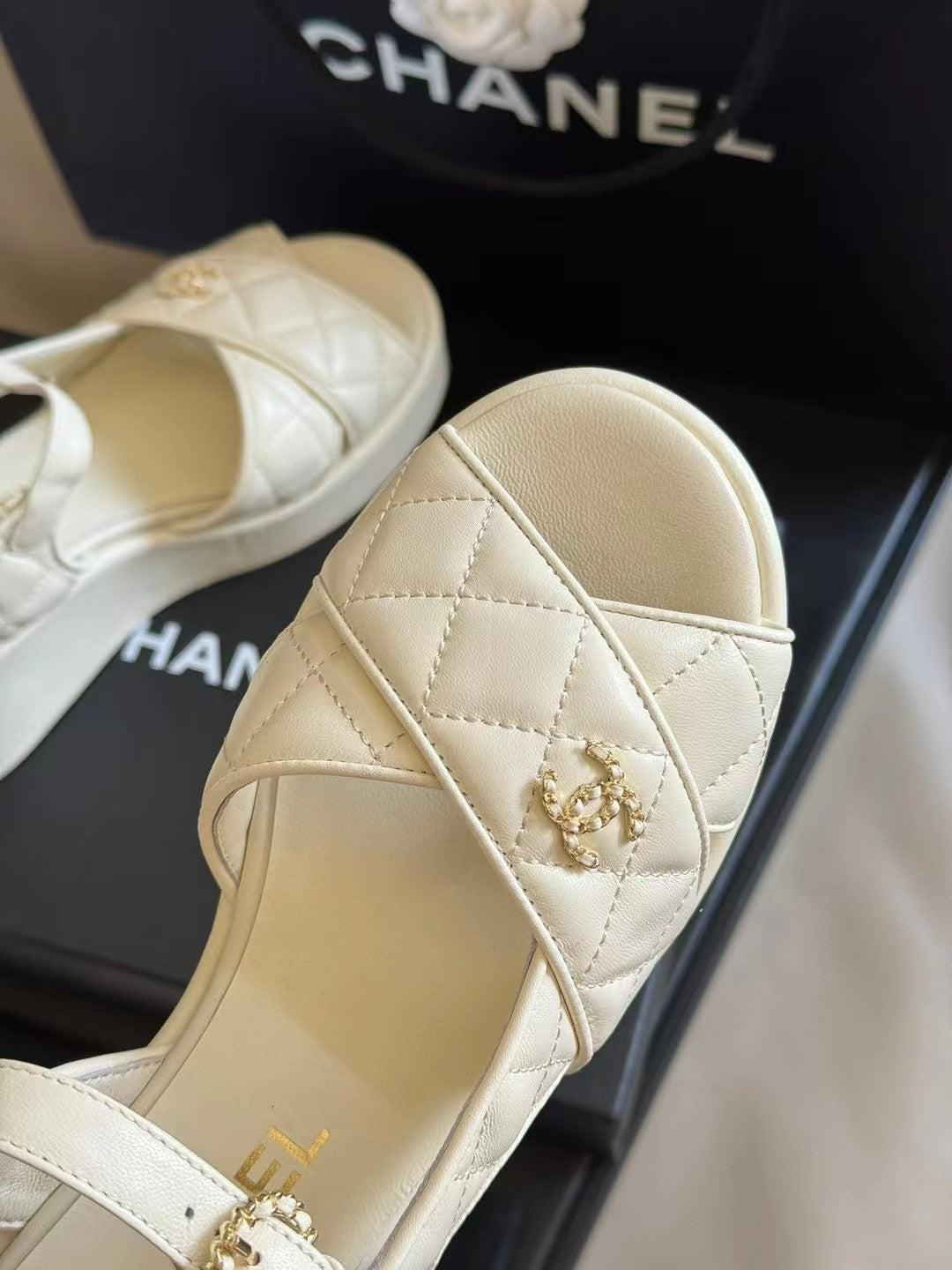 CC CLASSIC WEDGE SANDALS IN WHITE LAMBSKIN - 35