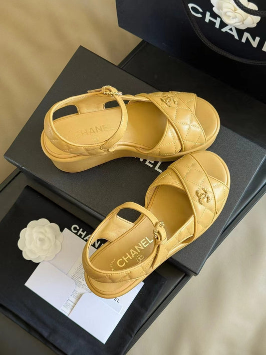 CC CLASSIC WEDGE SANDALS IN LIGHT YELLOW LAMBSKIN - 35