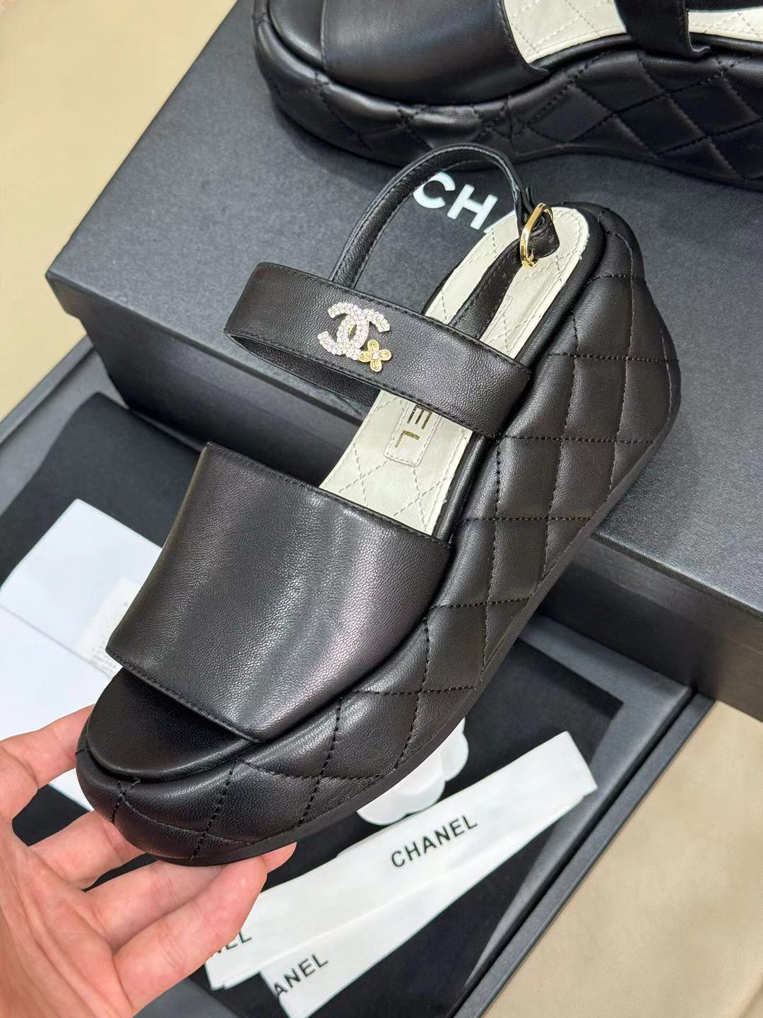CC HIGH WEDGE SANDALS IN BLACK LAMBSKIN - 35