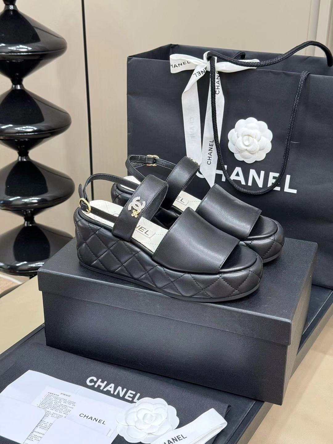 CC HIGH WEDGE SANDALS IN BLACK LAMBSKIN - 35
