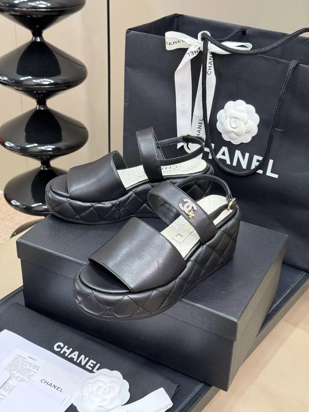 CC HIGH WEDGE SANDALS IN BLACK LAMBSKIN - 35