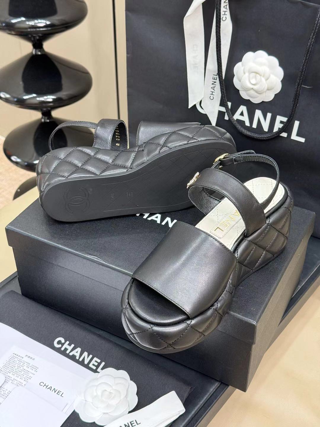 CC HIGH WEDGE SANDALS IN BLACK LAMBSKIN - 35