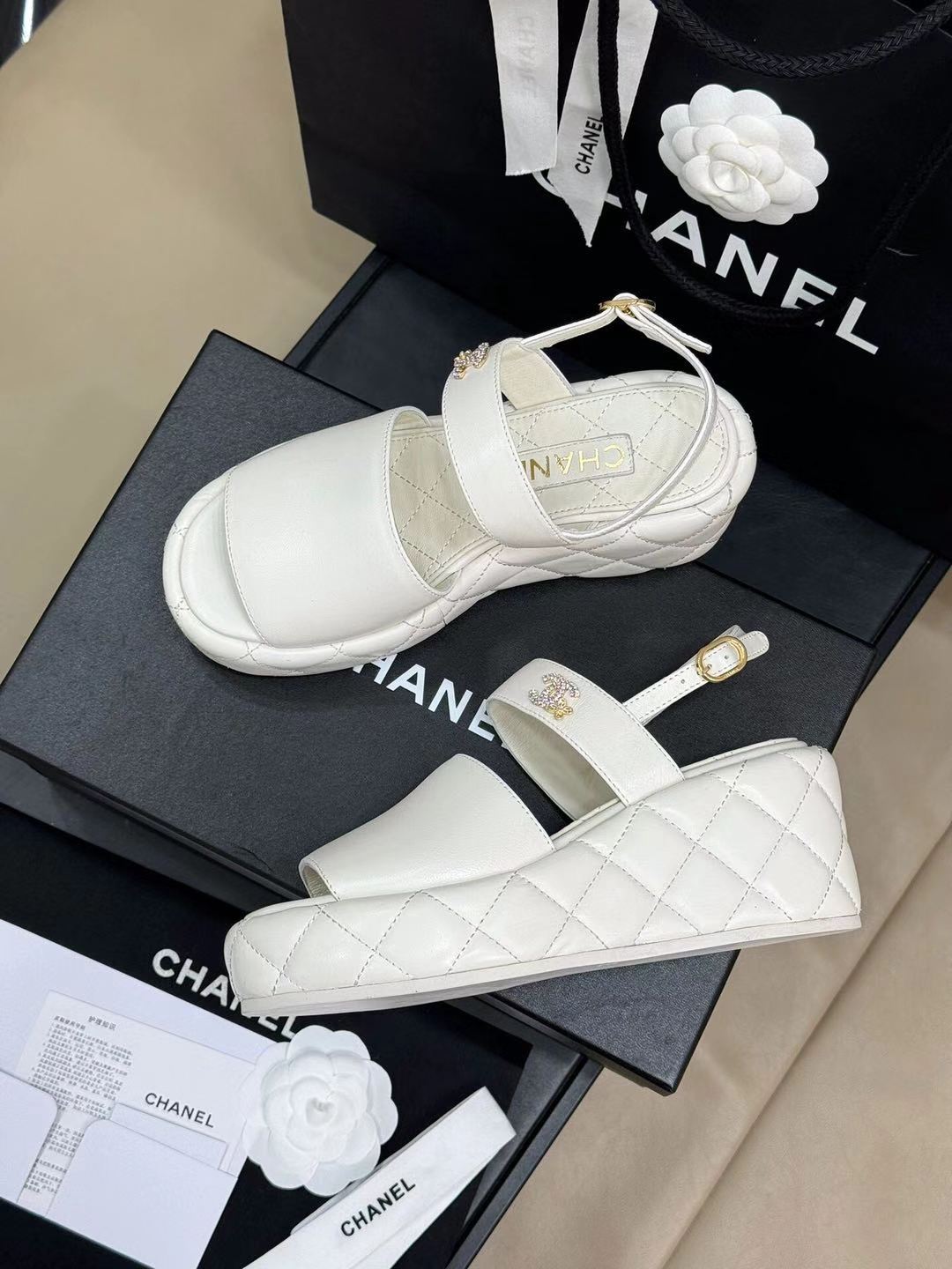 CC HIGH WEDGE SANDALS IN WHITE LAMBSKIN - 35