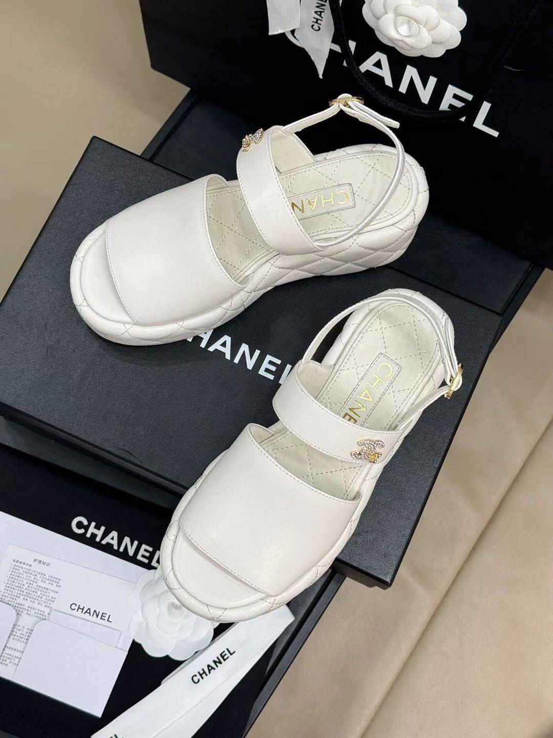 CC HIGH WEDGE SANDALS IN WHITE LAMBSKIN - 35