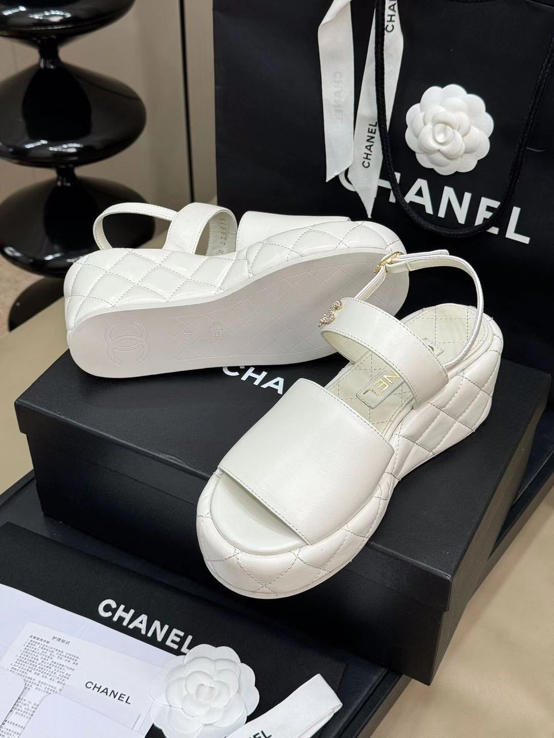CC HIGH WEDGE SANDALS IN WHITE LAMBSKIN - 35