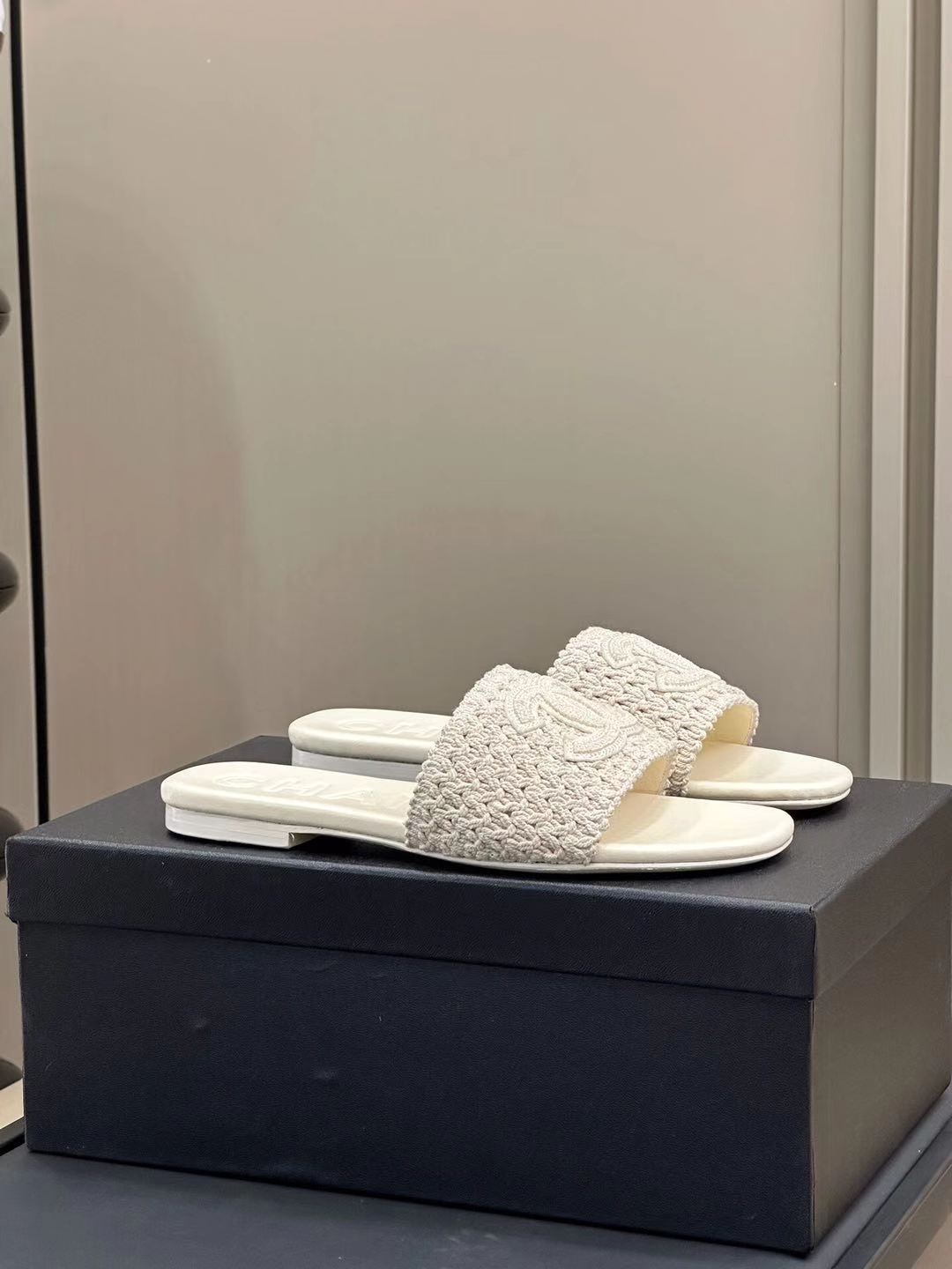 CC WOVEN SLIPPERS WHITE COWHIDE SOLE - 35
