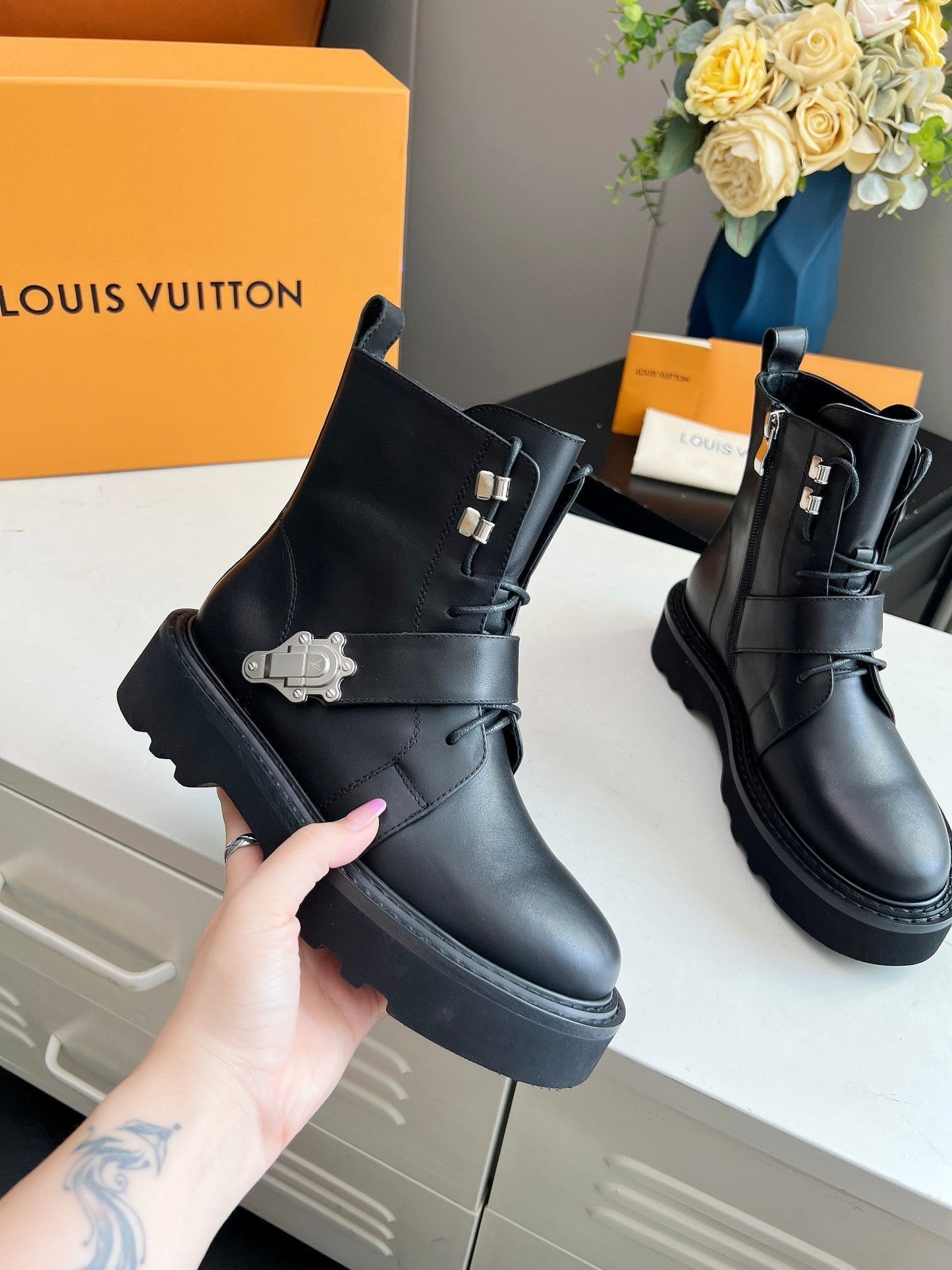 LV WOMEN'S BEAUBOURG ANKLE BOOT IN BLACK CALFSKIN - 35