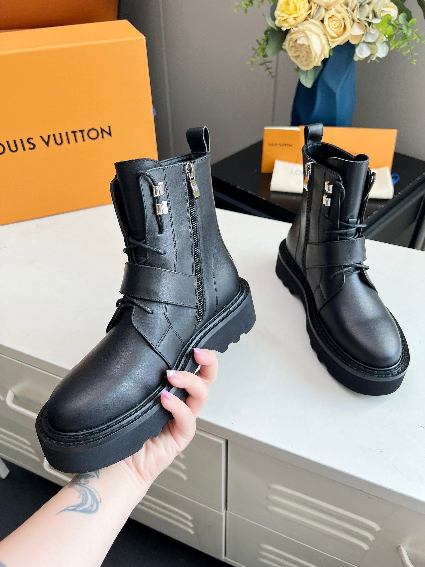 LV WOMEN'S BEAUBOURG ANKLE BOOT IN BLACK CALFSKIN - 35