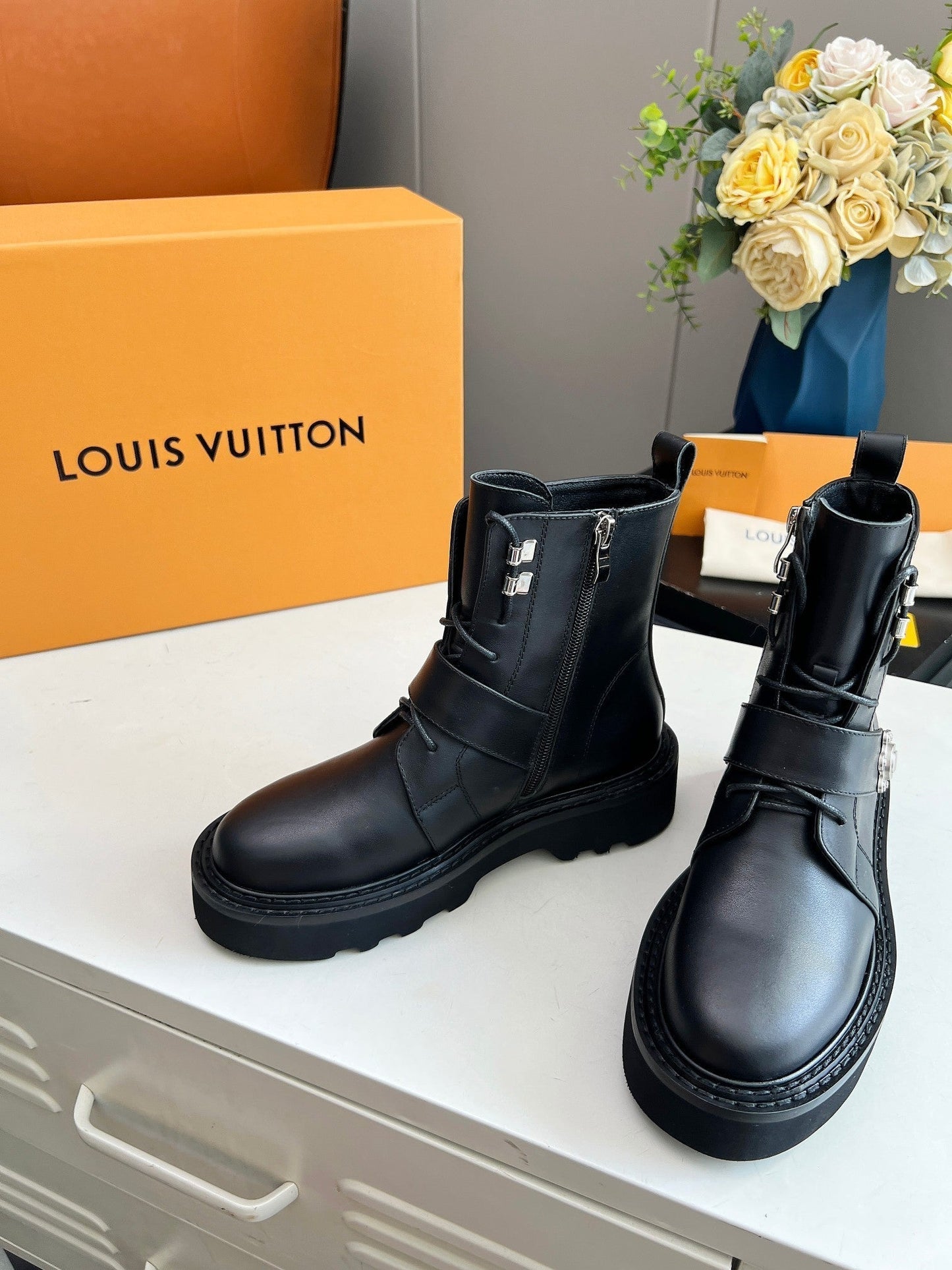 LV WOMEN'S BEAUBOURG ANKLE BOOT IN BLACK CALFSKIN - 35