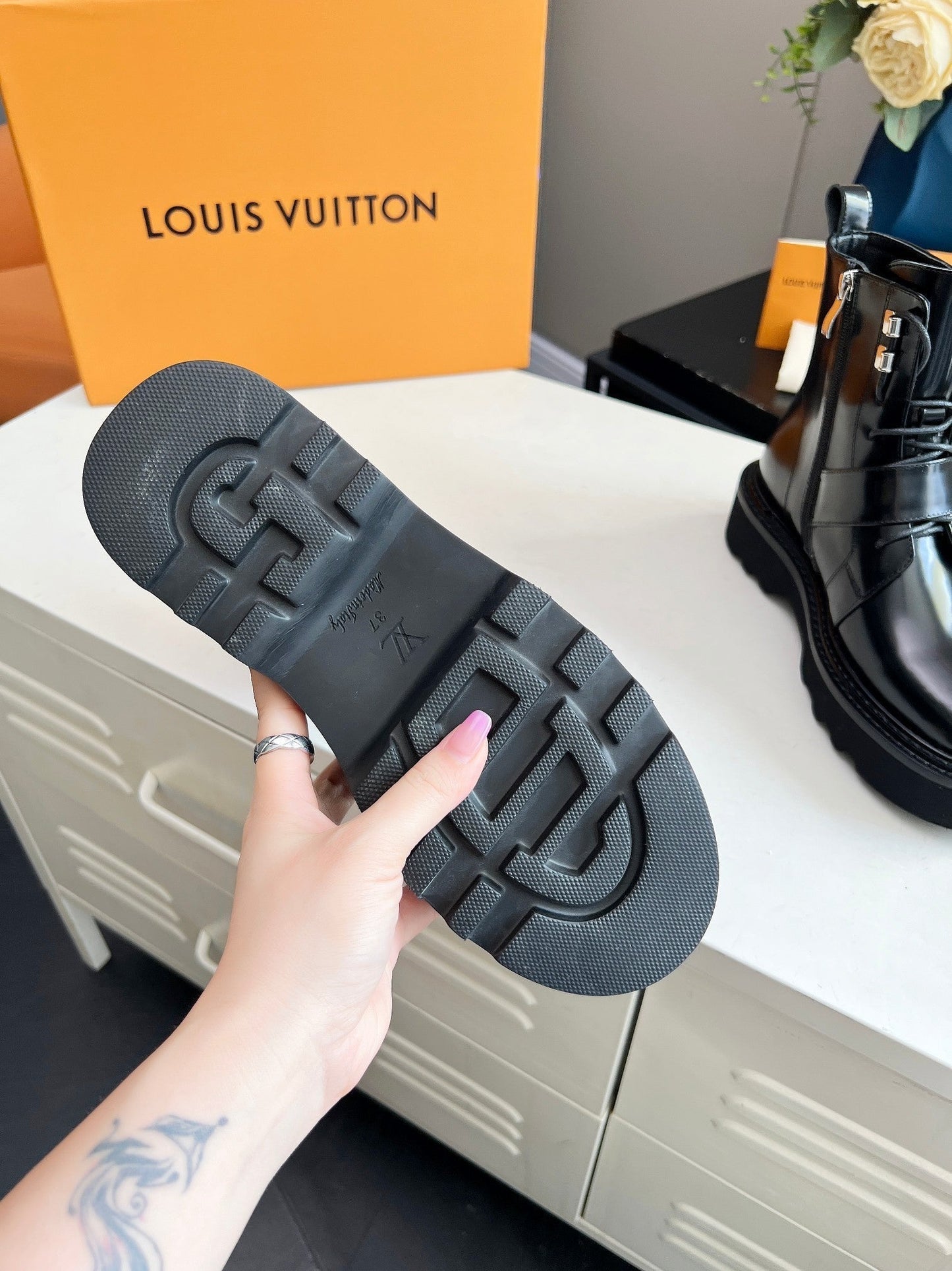 LV WOMEN'S BEAUBOURG ANKLE BOOT IN GLOSSY BLACK CALFSKIN - 35