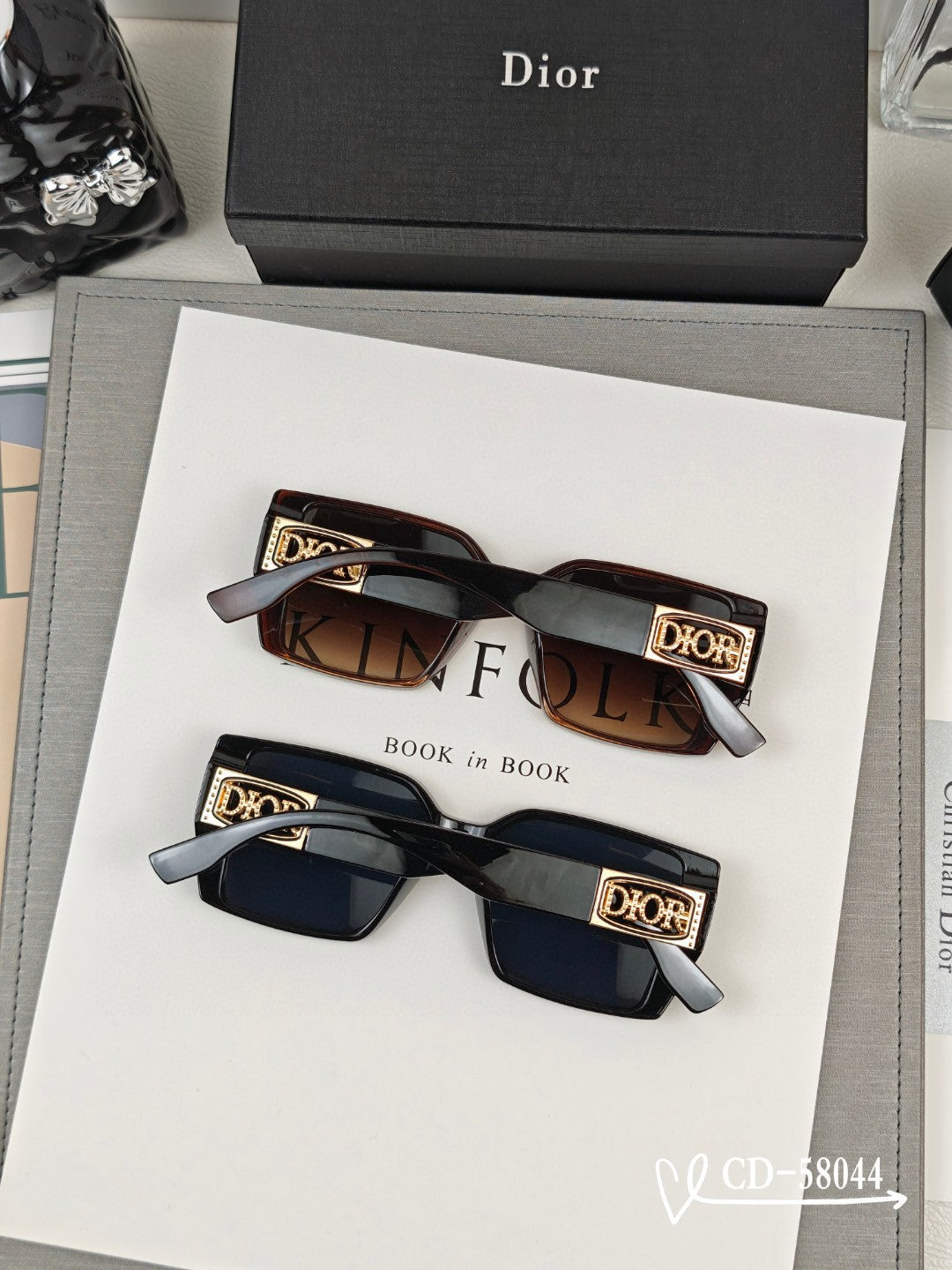 MONTAIGNE SQUARE SUNGLASS 58044 IN ACETATE - Black